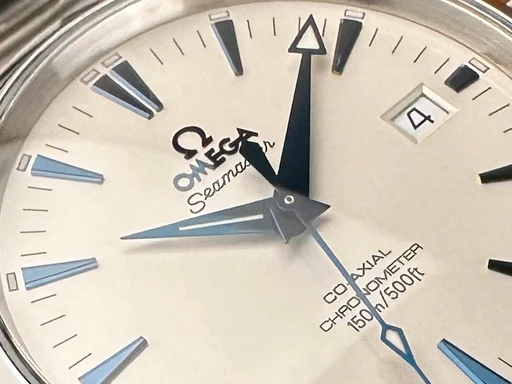 Title: Seamaster Aqua Terra - 39 m
Brand: Omega
Model: Seamaster Aqua Terra
Ref: 2503.33.00
Category: Sport
Diameter: 39mm
Functions: Dato
Year: 2005
Price: 28000
Condition: undefined
Dial Color: Hvid
Strap: Metal
Case material: Stål
Gender: Herre
Match: 100.0%
Billedet er ejet af Limited Watches (152299) Et Omega ur