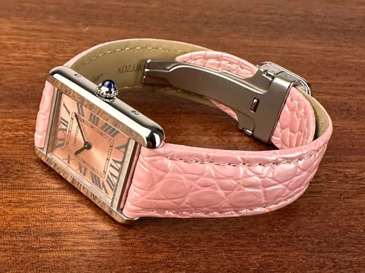 Title: Tank Solo - Pink 24x31 mm
Brand: Cartier
Model: Tank Solo
Ref: null
Category: Dress
Diameter: 24mm
Functions: 
Year: 2016
Price: 23000
Condition: undefined
Dial Color: Gul
Strap: Læder
Case material: Stål
Gender: Dame
Match: 100.0%
Billedet er ejet af Limited Watches (152345) Et Cartier ur