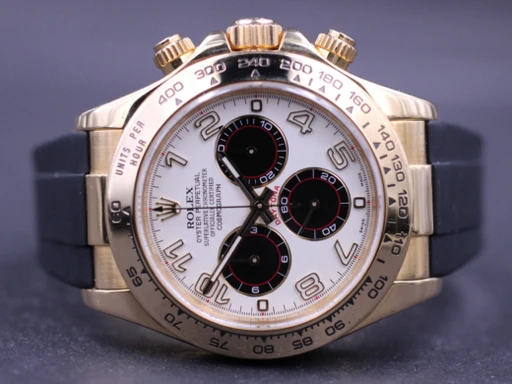 Title: Daytona 18K 116518
Brand: Rolex
Model: Daytona
Ref: 116518
Category: Racing
Diameter: 40mm
Functions: Kronograf
Year: 2009
Price: 199000
Condition: undefined
Dial Color: Hvid
Strap: Andet
Case material: Guld
Gender: Herre
Match: 100.0%
Billedet er ejet af MM Watches (330838) Et Rolex ur