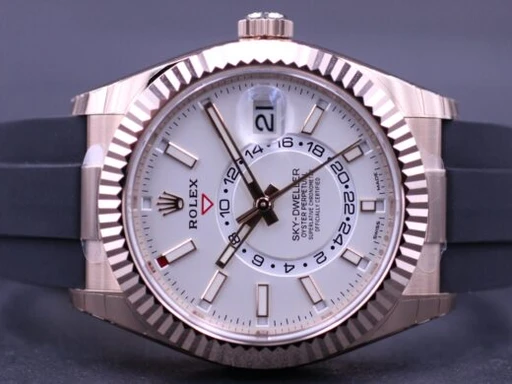 Title: Sky-Dweller Rosegold 326235 New
Brand: Rolex
Model: Sky-Dweller
Ref: 326235
Category: Dress
Diameter: 42mm
Functions: Dato, GMT
Year: 2021
Price: 269000
Condition: undefined
Dial Color: Hvid
Strap: Andet
Case material: Guld
Gender: Herre
Match: 100.0%
Billedet er ejet af MM Watches (101915) Et Rolex ur