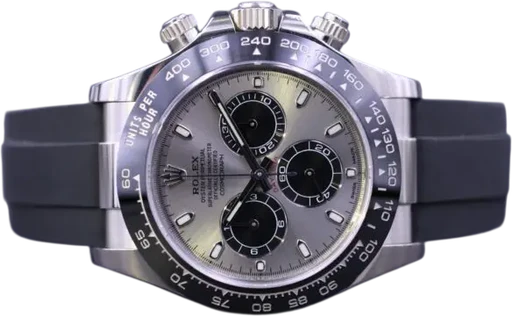 Titel: DAYTONA 18K WG 116519LN – Klarlund
Mærke: Rolex
Model: Daytona
Ref.: 116519LN
Årgang: 2022
Tilbehør: Boks og Papirer
Stand: 9.5 (Brugt)
Pris: 295.000 kr.
Diameter: 40mm
Funktioner: Kronograf
Skivefarve: Grå
Rem: Gummi
Kassemateriale: Guld
Kategori: Racing
Køn: Herre
Match: 100.0%
Billedet ejes af MM Watches (1086619) Et Rolex ur