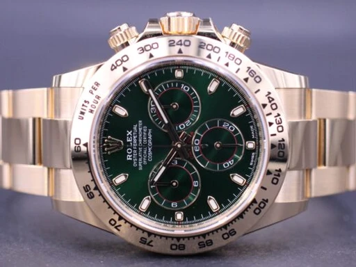 Title: DAYTONA 18K 116508 – NEW Dansk AD
Brand: Rolex
Model: Daytona
Ref: 116508
Category: Racing
Diameter: 40mm
Functions: Kronograf
Year: 2021
Price: 549000
Condition: 10.0
Dial Color: Grøn
Strap: Metal
Case material: Guld
Gender: Herre
Match: 100.0%
Billedet er ejet af MM Watches (310890) Et Rolex ur