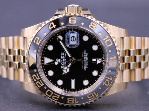 Title: Gmt-Master II G/S 126718Grnr – New
Brand: Rolex
Model: GMT-Master II
Ref: 126718GRNR
Category: Sport
Diameter: 40mm
Functions: Dato, GMT
Year: 2024
Price: 317000
Condition: undefined
Dial Color: Sort
Strap: Metal
Case material: Guld
Gender: Herre
Match: 100.0%
Billedet er ejet af MM Watches (101892) Et Rolex ur
