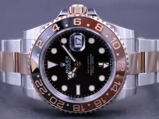 Title: Gmt-Master II Rootbeer 126711Chnr – Dansk Ad (Root Beer)
Brand: Rolex
Model: GMT-Master II
Ref: 126711CHNR
Category: Pilot
Diameter: 40mm
Functions: Dato, GMT
Year: 2018
Price: 133000
Condition: undefined
Dial Color: Sort
Strap: Metal
Case material: Stål
Gender: Herre
Match: 100.0%
Billedet er ejet af MM Watches (400702) Et Rolex ur