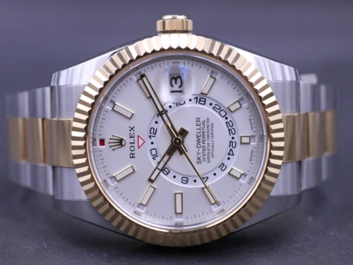 Title: Sky-Dweller G/S 326933
Brand: Rolex
Model: Sky-Dweller
Ref: 326933
Category: Dress
Diameter: 42mm
Functions: Dato, GMT
Year: 2019
Price: 119000
Condition: undefined
Dial Color: Hvid
Strap: Metal
Case material: Guld
Gender: Herre
Match: 100.0%
Billedet er ejet af MM Watches (101897) Et Rolex ur