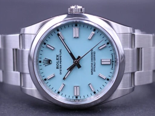 Title: OYSTER PERPETUAL 126000 36MM “Tiffany” – NEW
Brand: Rolex
Model: Oyster Perpetual
Ref: 126000
Category: Dress
Diameter: 36mm
Functions: Dato
Year: 2025
Price: 95000
Condition: 10.0
Dial Color: Blå
Strap: Metal
Case material: Stål
Gender: Unisex
Match: 100.0%
Billedet er ejet af MM Watches (121087) Et Rolex ur