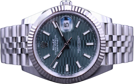 Title: Datejust 41Mm 126334 – Green Motif Dial
Brand: Rolex
Model: Datejust 41
Ref: 126334
Category: Dress
Diameter: 41mm
Functions: Dato
Year: 2024
Price: 123000
Condition: 9.8
Dial Color: Grøn
Strap: Metal
Case material: Stål
Gender: Herre
Match: 100.0%
Billedet er ejet af MM Watches (101863) Et Rolex ur