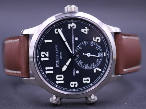 Title: Pilot Travel Time 5524G-001
Brand: Patek Philippe
Model: Pilot Travel Time
Ref: 5524G-001
Category: Pilot
Diameter: 42mm
Functions: GMT, Dato
Year: 2022
Price: 275000
Condition: undefined
Dial Color: Sort
Strap: Læder
Case material: Guld
Gender: Herre
Match: 100.0%
Billedet er ejet af MM Watches (117131) Et Patek Philippe ur