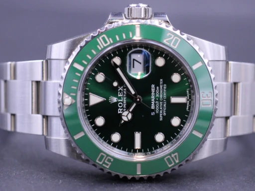 Title: SUBMARINER “HULK” 116610LV – Dansk Sæt
Brand: Rolex
Model: Submariner
Ref: 116610LV
Category: Dykker
Diameter: 40mm
Functions: Dato
Year: 2016
Price: 129000
Condition: 9.5
Dial Color: Grøn
Strap: Metal
Case material: Stål
Gender: Herre
Match: 100.0%
Billedet er ejet af MM Watches (134274) Et Rolex ur