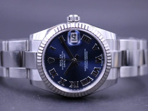 Title: Lady Datejust 31Mm 178274
Brand: Rolex
Model: Datejust 31
Ref: 178274
Category: Dress
Diameter: 31mm
Functions: Dato
Year: 2019
Price: 55000
Condition: 9.5
Dial Color: Blå
Strap: Metal
Case material: Stål
Gender: Dame
Match: 100.0%
Billedet er ejet af MM Watches (101884) Et Rolex ur