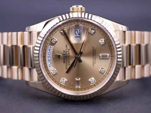Title: Daydate 36Mm 128238
Brand: Rolex
Model: Daydate
Ref: 128238
Category: Dress
Diameter: 36mm
Functions: Dato, Ugedag
Year: 2020
Price: 275000
Condition: undefined
Dial Color: Guld
Strap: Metal
Case material: Guld
Gender: Herre
Match: 100.0%
Billedet er ejet af MM Watches (202601) Et Rolex ur
