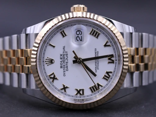 Title: Datejust G/S 36 126233 – Dansk Ad
Brand: Rolex
Model: Datejust 36
Ref: 126233
Category: Dress
Diameter: 36mm
Functions: Dato
Year: 2022
Price: 99000
Condition: 9.5
Dial Color: Hvid
Strap: Metal
Case material: Stål
Gender: Herre
Match: 100.0%
Billedet er ejet af MM Watches (387184) Et Rolex ur