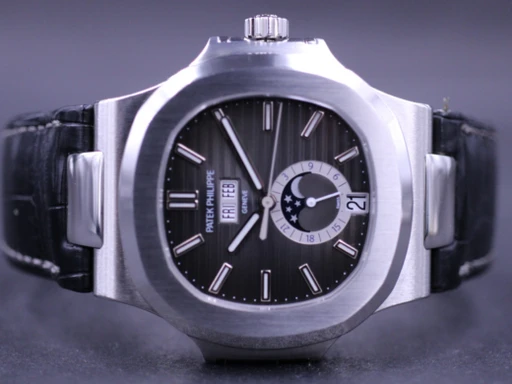 Title: Nautilus Moon Phase 5726A-001
Brand: Patek Philippe
Model: Nautilus
Ref: 5726A-001
Category: Dress
Diameter: 40mm
Functions: Månefase, Dato
Year: 2011
Price: 499000
Condition: undefined
Dial Color: Sort
Strap: Læder
Case material: Stål
Gender: Herre
Match: 100.0%
Billedet er ejet af MM Watches (103772) Et Patek Philippe ur