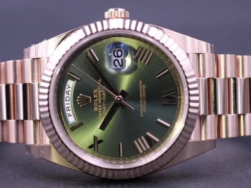 Title: Daydate 40 228235 – New *Reserveret
Brand: Rolex
Model: Day-Date 40
Ref: 228235
Category: Dress
Diameter: 40mm
Functions: Dato, Ugedag
Year: 2021
Price: 370000
Condition: undefined
Dial Color: Grøn
Strap: Metal
Case material: Guld
Gender: Herre
Match: 100.0%
Billedet er ejet af MM Watches (101888) Et Rolex ur