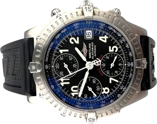 Title: 2207 – Blackbird Chrono.
Brand: Breitling
Model: Breitling Blackbird Chrono
Ref: A13350
Category: Racing
Diameter: 39mm
Functions: Kronograf, Dato
Year: 2000
Price: 19995
Condition: 8.0
Dial Color: Sort
Strap: Gummi
Case material: Stål
Gender: Herre
Match: 100.0%
Billedet er ejet af MyWatch (102080) Et Breitling ur
