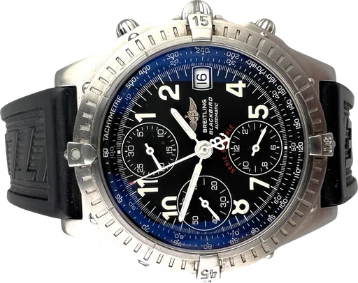 Titel: Blackbird (Nyhed)
Mærke: Breitling
Model: Blackbird
Ref.: A13350
Årgang: 2000
Tilbehør: Boks
Stand: 9.0 (Brugt)
Pris: 19.995 kr.
Diameter: 39mm
Funktioner: Kronograf, Dato
Skivefarve: Sort
Rem: Gummi
Kassemateriale: Stål
Kategori: Racing
Køn: Herre
Match: 100.0%
Billedet ejes af MyWatch (1005277) Et Breitling ur