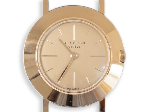 Title: "Disco Volante"
Brand: Patek Philippe
Model: Calatrava
Ref: 2594
Category: Dress
Diameter: 32mm
Functions: Dato
Year: 1950
Price: 125000
Condition: undefined
Dial Color: Guld
Strap: Andet
Case material: Guld
Gender: Unisex
Match: 100.0%
Billedet er ejet af Ole Mathiesen (154636) Et Patek Philippe ur