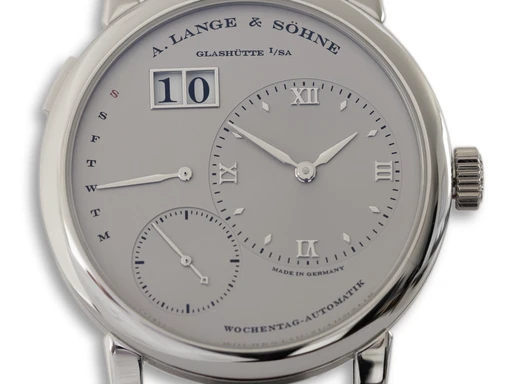 Title: Lange 1 Daymatic
Brand: A. Lange & Söhne
Model: Lange 1 Daymatic
Ref: 320.025
Category: Dress
Diameter: 39mm
Functions: Dato, Ugedag
Year: 2012
Price: 299000
Condition: undefined
Dial Color: Sølv
Strap: Læder
Case material: Plastik
Gender: Herre
Match: 100.0%
Billedet er ejet af Ole Mathiesen (334970) Et A. Lange & Söhne ur