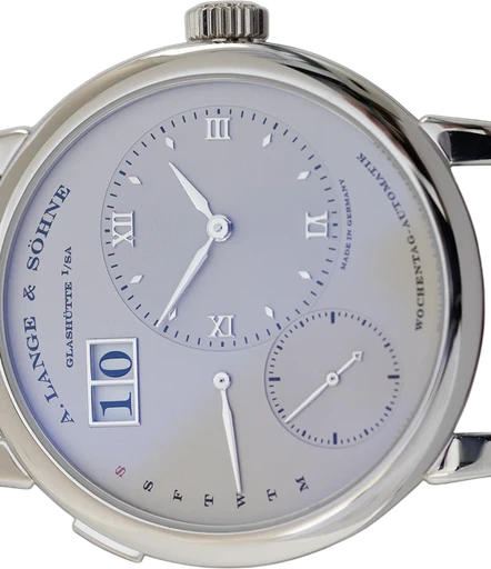 Title: Lange 1 - New old stock (New)
Brand: A. Lange & Söhne
Model: Lange 1
Ref: 191.039
Category: Dress
Diameter: 38mm
Functions: Dato, Ugedag
Year: 2024
Price: 347700
Condition: 10.0
Dial Color: Sølv
Strap: Læder
Case material: Guld
Gender: Herre
Match: 100.0%
Billedet er ejet af Ole Mathiesen (813309) Et A. Lange & Söhne ur