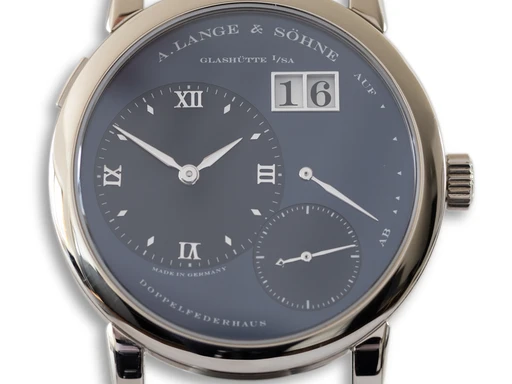 Title: Lange 1 “Great Blue” (New)
Brand: A. Lange & Söhne
Model: Lange 1 “Great Blue”
Ref: 101.027
Category: Dress
Diameter: 38mm
Functions: Dato
Year: 2001
Price: 295000
Condition: undefined
Dial Color: Blå
Strap: Læder
Case material: Guld
Gender: Herre
Match: 100.0%
Billedet er ejet af Ole Mathiesen (334968) Et A. Lange & Söhne ur