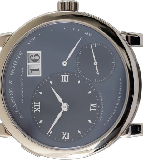 Title: Lange 1 “Great Blue”
Brand: A. Lange & Söhne
Model: Lange 1 Great Blue
Ref: 101.027
Category: Dress
Diameter: 38mm
Functions: Dato
Year: 2001
Price: 295000
Condition: 10.0
Dial Color: Blå
Strap: Læder
Case material: Guld
Gender: Herre
Match: 100.0%
Billedet er ejet af Ole Mathiesen (334968) Et A. Lange & Söhne ur