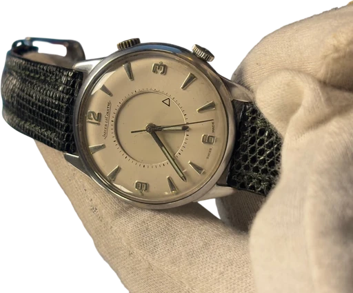 Titel: Memovox – Vintage Alarm Watch – 1950’s – Sjælden Dual Crown
Mærke: Jaeger-LeCoultre
Model: Memovox
Ref.: null
Kategori: Dress
Diameter: 37mm
Funktioner: Tourbillon
Årgang: 1950
Pris: 22000
Stand: 8.0 (Brugt)
Skivefarve: Hvid
Rem: Læder
Kassemateriale: Stål
Køn: Herre
Match: 100.0%
Billedet ejes af Studts Vintage (915897) Et Jaeger-LeCoultre ur