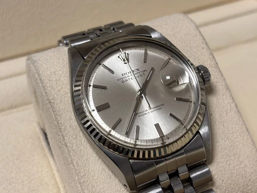 Title: Datejust 1601 – 1987 – Silver Sunburst Dial (New)
Brand: Rolex
Model: Oyster Perpetual Datejust
Ref: 1601
Category: Dress
Diameter: 36mm
Functions: Dato
Year: 1987
Price: 29995
Condition: undefined
Dial Color: Sølv
Strap: Metal
Case material: Stål
Gender: Herre
Match: 100.0%
Billedet er ejet af Studts Vintage (479635) Et Rolex ur