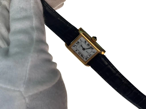 Title: Must de Tank Vermeil manual fra 1970erne – Vintage elegance (New)
Brand: Cartier
Model: Must de Tank Vermeil
Ref: 32570
Category: Dress
Diameter: 18mm
Functions: Dato
Year: 1970
Price: 13900
Condition: 8.0
Dial Color: Hvid
Strap: Læder
Case material: Andet
Gender: Dame
Match: 100.0%
Billedet er ejet af Studts Vintage (915894) Et Cartier ur