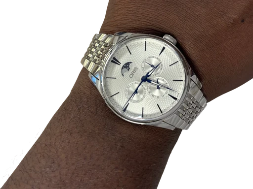 Title: Artelier Complication – Ref. 01 781 7729 4051-07 8 21 88
Brand: Oris
Model: Artelier Complication
Ref: 01 781 7729 4051-07 8 21 88
Category: Dress
Diameter: 40mm
Functions: Månefase, Dato, Ugedag
Year: 2024
Price: 14995
Condition: 9.0
Dial Color: Sølv
Strap: Metal
Case material: Stål
Gender: Herre
Match: 100.0%
Billedet er ejet af Studts Vintage (470445) Et Oris ur