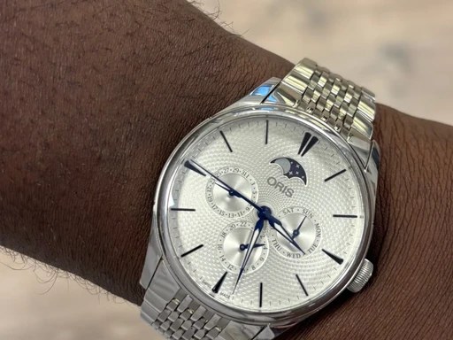 Title: Artelier Complication – Ref. 01 781 7729 4051-07 8 21 88. Stand 9/10 f (New)
Brand: Oris
Model: Artelier Complication
Ref: 01 781 7729 4051-07 8 21 88
Category: Dress
Diameter: 40mm
Functions: Månefase, Dato, Ugedag
Year: 2024
Price: 14995
Condition: undefined
Dial Color: Sølv
Strap: Metal
Case material: Stål
Gender: Herre
Match: 100.0%
Billedet er ejet af Studts Vintage (470445) Et Oris ur