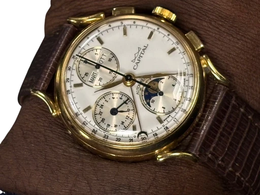 Title: Valjoux 7751 18k massiv! (New)
Brand: CAPITAL Orologio
Model: Valjoux 7751
Ref: null
Category: Dress
Diameter: 37mm
Functions: Dato, Ugedag, Månefase
Year: 1995
Price: 23000
Condition: 8.0
Dial Color: Hvid
Strap: Læder
Case material: Guld
Gender: Herre
Match: 100.0%
Billedet er ejet af Studts Vintage (903362) Et CAPITAL Orologio ur