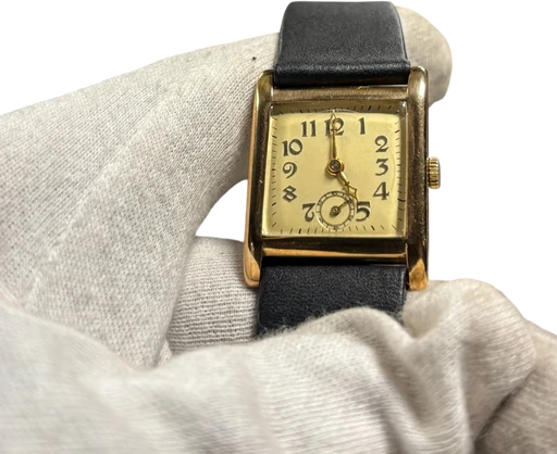 Titel: MIDO Tank Cal. 1481 – Elegant vintage dress watch i 14k guld (ca. 1938–1945)
Mærke: Swatch
Model: Cal. 1481
Ref.: 258906
Kategori: Dress
Diameter: 20mm
Funktioner: Dato
Årgang: 1941
Pris: 6500
Stand: 8.0 (Brugt)
Skivefarve: Gul
Rem: Læder
Kassemateriale: Guld
Køn: Dame
Match: 100.0%
Billedet ejes af Studts Vintage (903365) Et Swatch ur