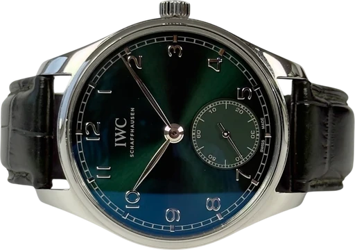 Titel: Portugieser 40 IW358310 med grøn skive (Nyhed)
Mærke: IWC
Model: Portugieser 40
Ref.: IW358310
Årgang: 2024
Tilbehør: Boks og Papirer
Stand: 9.5 (Brugt)
Pris: 43.000 kr.
Diameter: 40mm
Funktioner:
Skivefarve: Grøn
Rem: Læder
Kassemateriale: Stål
Kategori: Dress
Køn: Herre
Match: 100.0%
Billedet ejes af Stæhr Preowned (1195206) Et IWC ur