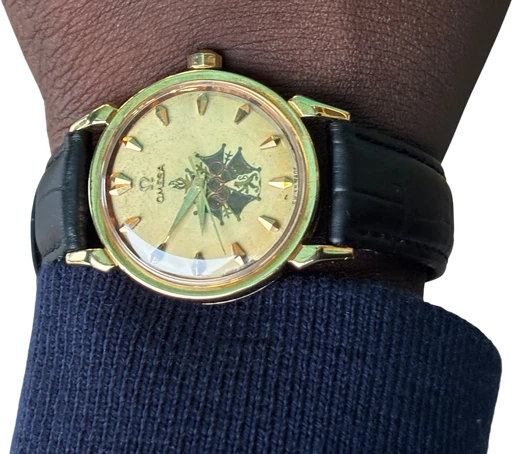 Title: Ekstremt sjælden Seamaster XVI Melbourne Olympics Prototype (New)
Brand: Omega
Model: Seamaster XVI Melbourne Olympics Prototype
Ref: 2850
Category: Dress
Diameter: 34mm
Functions: Dato
Year: 1956
Price: 100
Condition: 8.5
Dial Color: Gul
Strap: Læder
Case material: Guld
Gender: Herre
Match: 100.0%
Billedet er ejet af Studts Vintage (903359) Et Omega ur