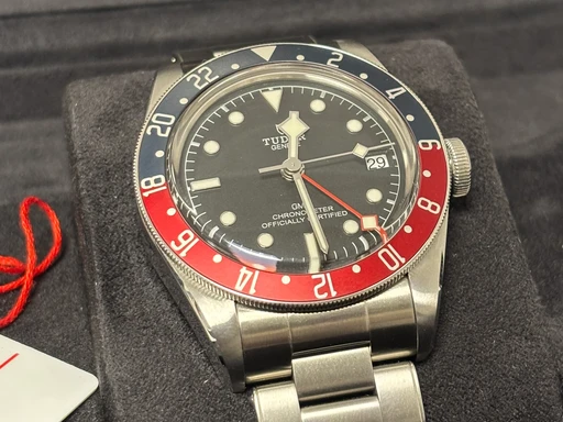 Title: Black Bay GMT 79830RB – 2018 (New)
Brand: Tudor
Model: Black Bay GMT 79830RB
Ref: null
Category: Sport
Diameter: 41mm
Functions: Dato, GMT
Year: 2018
Price: 23500
Condition: undefined
Dial Color: Sort
Strap: Metal
Case material: Stål
Gender: Herre
Match: 100.0%
Billedet er ejet af Studts Vintage (330471) Et Tudor ur