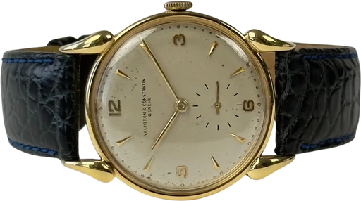 Titel: Cornes de Vache i 18 kt gulguld
Mærke: Vacheron Constantin
Model: Cornes de Vache
Ref.: null
Årgang: 1945
Tilbehør:
Stand: 8.0 (Brugt)
Pris: 42.000 kr.
Diameter: 33mm
Funktioner:
Skivefarve: Sølv
Rem: Læder
Kassemateriale: Guld
Kategori: Dress
Køn: Unisex
Match: 100.0%
Billedet ejes af Stæhr Preowned (242511) Et Vacheron Constantin ur