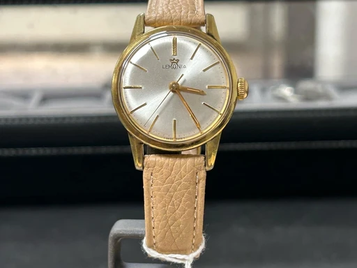 Title: Vintage ur
Brand: Lemania
Model: 
Ref: null
Category: Dress
Diameter: 32mm
Functions: 
Year: null
Price: 3990
Condition: undefined
Dial Color: Hvid
Strap: Læder
Case material: Andet
Gender: Unisex
Match: 100.0%
Billedet er ejet af Studts Vintage (152734) Et Lemania ur