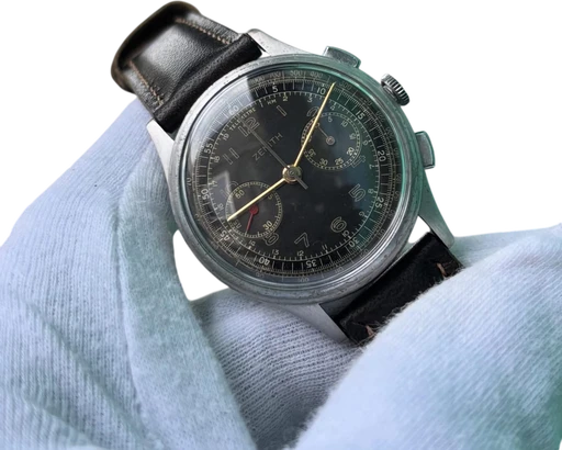 Titel: Excelsior Park Cal. 143 – Sjælden vintage kronograf med sort skive (Nyhed)
Mærke: Zenith
Model: Excelsior Park Chronograph
Ref.: null
Årgang:
Tilbehør:
Stand: 8.0 (Brugt)
Pris: 17.500 kr.
Diameter: 35mm
Funktioner: Kronograf
Skivefarve: Sort
Rem: Læder
Kassemateriale: Stål
Kategori: Racing
Køn: Herre
Match: 100.0%
Billedet ejes af Studts Vintage (1068125) Et Zenith ur
