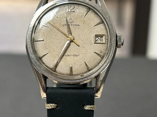 Title: Calender
Brand: Certina
Model: Calender
Ref: null
Category: Dress
Diameter: nullmm
Functions: Dato
Year: 1957
Price: 2800
Condition: undefined
Dial Color: Hvid
Strap: Læder
Case material: Stål
Gender: Herre
Match: 100.0%
Billedet er ejet af Studts Vintage (152783) Et Certina ur