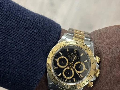 Title: Daytona 16523 – Zenith – Steel/Gold – Black Dial (New)
Brand: Rolex
Model: Daytona
Ref: 16523
Category: Racing
Diameter: 40mm
Functions: Kronograf
Year: 1999
Price: 103500
Condition: 8.5
Dial Color: Sort
Strap: Metal
Case material: Stål
Gender: Herre
Match: 100.0%
Billedet er ejet af Studts Vintage (549171) Et Rolex ur