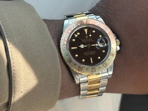 Title: Rootbeer Tiger Nipple Brown Fading Dial GMT
Brand: Rolex
Model: Rootbeer Tiger Nipple Brown Fading Dial GMT Master
Ref: null
Category: Pilot
Diameter: nullmm
Functions: GMT, Dato
Year: 1984
Price: 71000
Condition: undefined
Dial Color: Brun
Strap: Metal
Case material: Stål
Gender: Herre
Match: 100.0%
Billedet er ejet af Studts Vintage (152732) Et Rolex ur