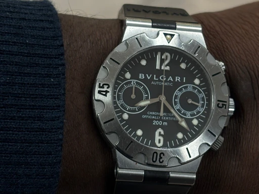 Title: Bulgari Automatic Ref. SCB38 S
Brand: Bvlgari
Model: Automatic Ref. SCB38 S
Ref: SCB38 S
Category: Sport
Diameter: 38mm
Functions: Kronograf, Dato
Year: null
Price: 16700
Condition: undefined
Dial Color: Sort
Strap: Andet
Case material: Stål
Gender: Herre
Match: 100.0%
Billedet er ejet af Studts Vintage (152778) Et Bvlgari ur
