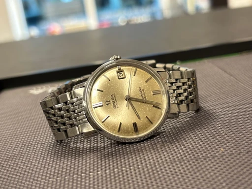 Title: Seamaster De Ville ref. 166.020 (New)
Brand: Omega
Model: Seamaster De Ville
Ref: 166.020
Category: Dress
Diameter: nullmm
Functions: Dato
Year: 1960
Price: 10500
Condition: undefined
Dial Color: Gul
Strap: Metal
Case material: Stål
Gender: Herre
Match: 100.0%
Billedet er ejet af Studts Vintage (432142) Et Omega ur