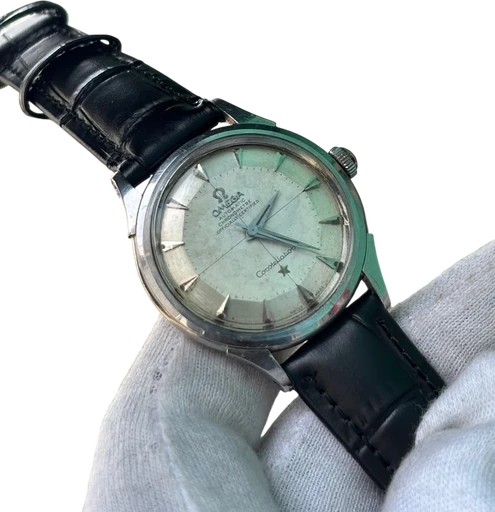 Title: Constellation Pie Pan Ref. 2852 – Cal. 505 – Vintage Chronometer (New)
Brand: Omega
Model: Constellation Pie Pan
Ref: 2852
Category: Dress
Diameter: 34mm
Functions: Dato
Year: 1950
Price: 13500
Condition: 7.5
Dial Color: Hvid
Strap: Læder
Case material: Stål
Gender: Herre
Match: 100.0%
Billedet er ejet af Studts Vintage (915898) Et Omega ur