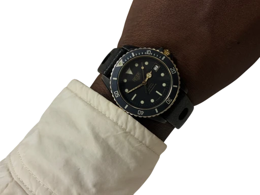 Title: 980.006 – Klassisk 80’er dykker (Pre-TAG) (New)
Brand: Heuer
Model: 980.006
Ref: null
Category: Dykker
Diameter: 38mm
Functions: Dato
Year: 1983
Price: 6500
Condition:
Dial Color: Sort
Strap: Læder
Case material: Stål
Gender: Herre
Match: 100.0%
Billedet er ejet af Studts Vintage (804285) Et Heuer ur