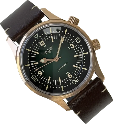 Titel: Legend Diver L37741502 (Nyhed)
Mærke: Longines
Model: Legend Diver
Ref.: L37741502
Årgang: 2023
Tilbehør: Boks og Papirer
Stand: 8.0 (Brugt)
Pris: 19.000 kr.
Diameter: 42mm
Funktioner: Dato
Skivefarve: Grøn
Rem: Læder
Kassemateriale: Andet
Kategori: Dykker
Køn: Herre
Match: 100.0%
Billedet ejes af Stæhr Preowned (1012368) Et Longines ur