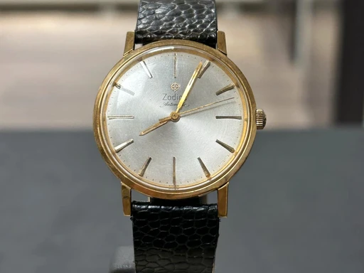 Title: Zodaic Automatic.
Brand: Zodiac
Model: Automatic
Ref: null
Category: Dress
Diameter: nullmm
Functions: 
Year: null
Price: 4000
Condition: undefined
Dial Color: Hvid
Strap: Andet
Case material: Guld
Gender: Unisex
Match: 100.0%
Billedet er ejet af Studts Vintage (152745) Et Zodiac ur