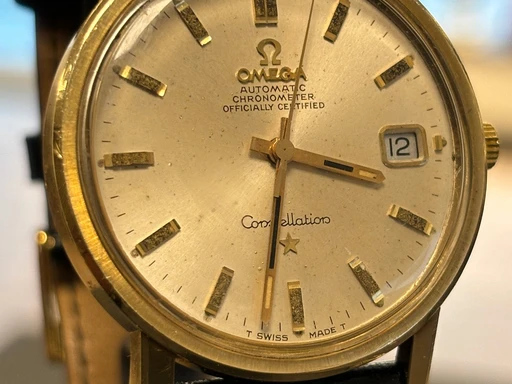 Title: Constellation Chronometer Officially
Brand: Omega
Model: Constellation Chronometer Officially Certified
Ref: null
Category: Dress
Diameter: nullmm
Functions: Dato
Year: null
Price: 9995
Condition: undefined
Dial Color: Guld
Strap: Læder
Case material: Guld
Gender: Herre
Match: 100.0%
Billedet er ejet af Studts Vintage (152728) Et Omega ur