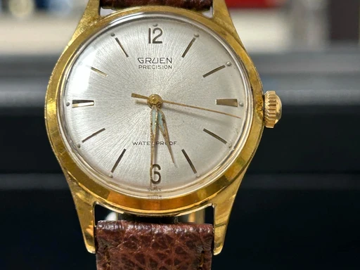 Title: Precision Waterproof 17 Jewels Swiss Anti Magnetic
Brand: Gruen
Model: Precision
Ref: null
Category: Dress
Diameter: nullmm
Functions: Dato
Year: null
Price: 2200
Condition: undefined
Dial Color: Sølv
Strap: Læder
Case material: Guld
Gender: Herre
Match: 100.0%
Billedet er ejet af Studts Vintage (152750) Et Gruen ur