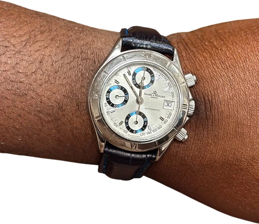 Title: Genève
Brand: Baume & Mercier
Model: Malibu Chronograph
Ref: MV045169
Category: Racing
Diameter: 38mm
Functions: Kronograf, Dato
Year: 2000
Price: 7500
Condition: 8.0
Dial Color: Hvid
Strap: Læder
Case material: Stål
Gender: Herre
Match: 100.0%
Billedet er ejet af Studts Vintage (152756) Et Baume & Mercier ur